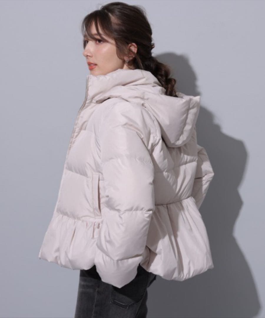 美品　アプワイザーリッシェ　撥水ペプラムダウン　グレージュ　M