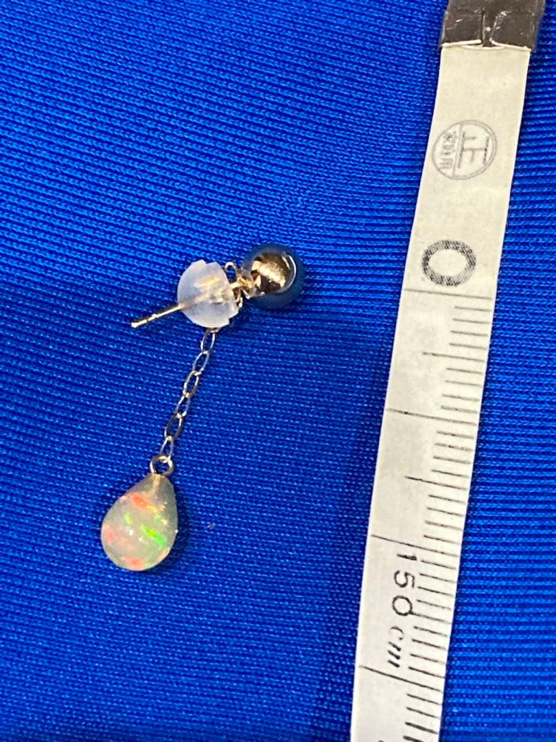 オパールのピアス