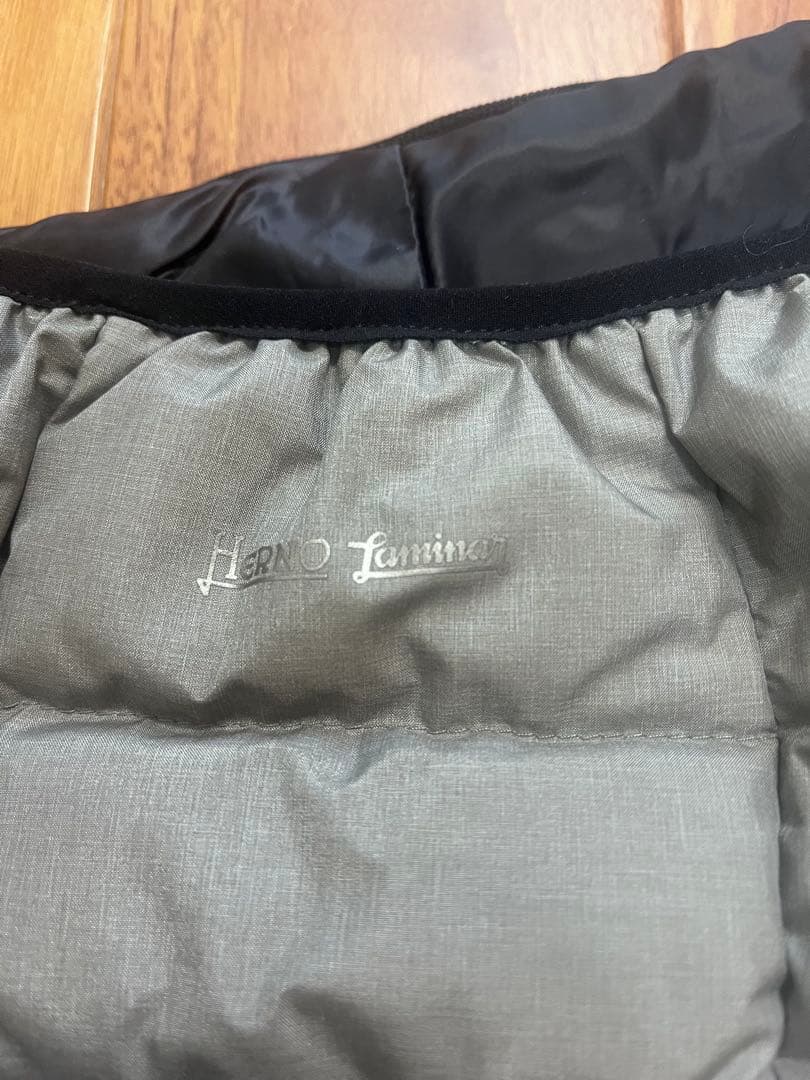 ヘルノ　グレー ダウンベスト