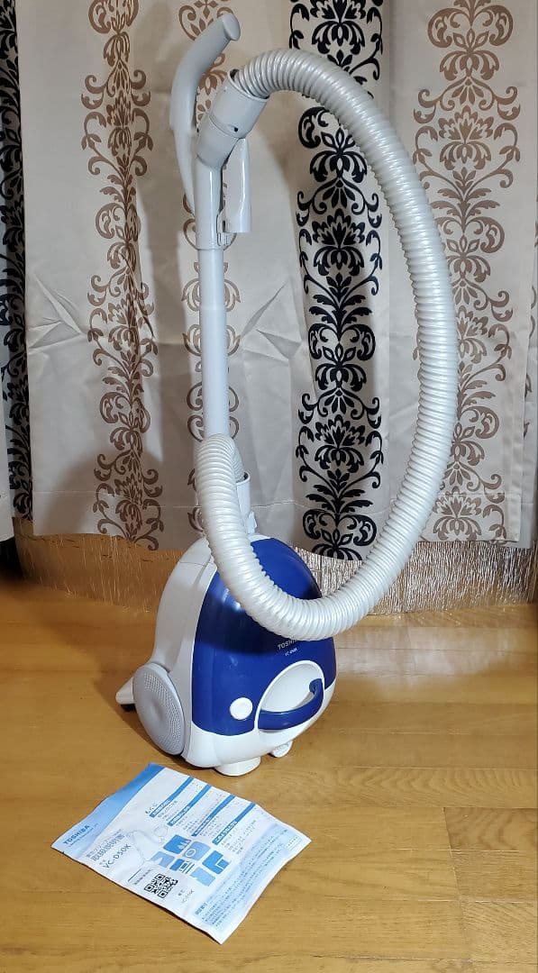 TOSHIBA　 紙パック式掃除機　紙パック1個付　軽量　東芝　2018年製