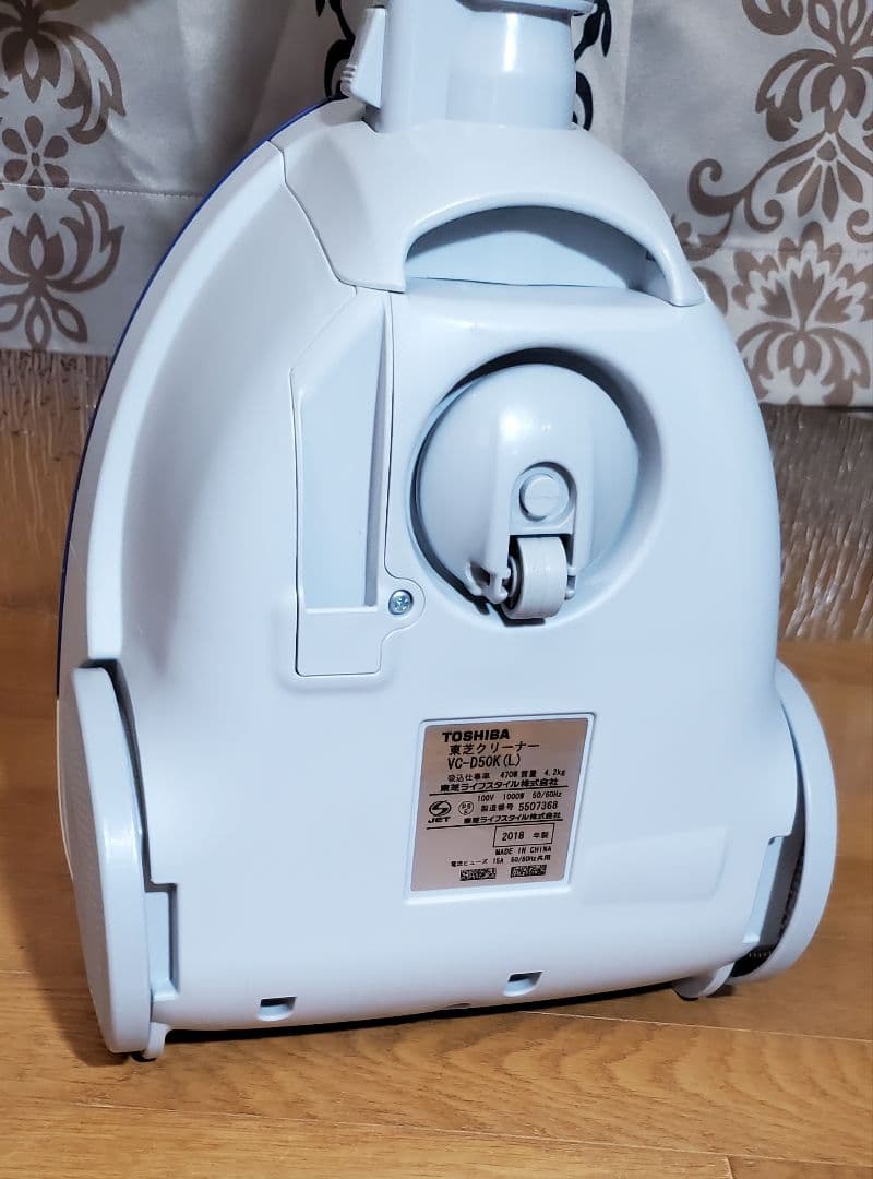 TOSHIBA　 紙パック式掃除機　紙パック1個付　軽量　東芝　2018年製