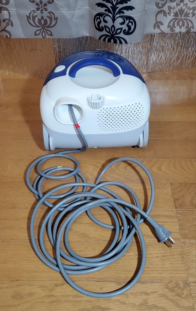 TOSHIBA　 紙パック式掃除機　紙パック1個付　軽量　東芝　2018年製