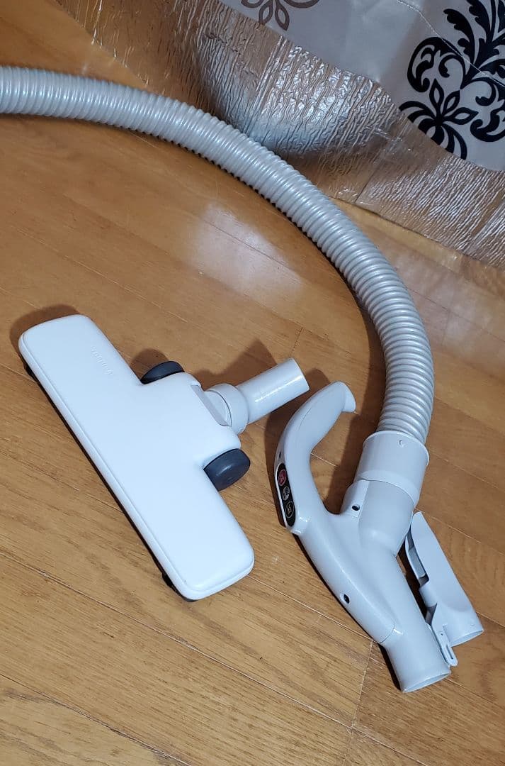 TOSHIBA　 紙パック式掃除機　紙パック1個付　軽量　東芝　2018年製