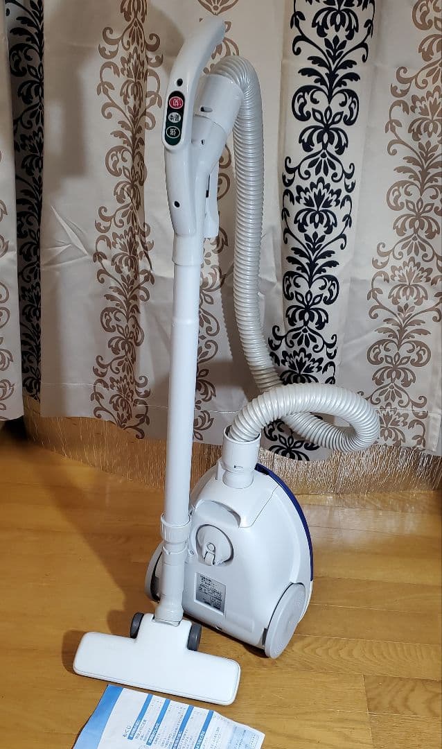 TOSHIBA　 紙パック式掃除機　紙パック1個付　軽量　東芝　2018年製