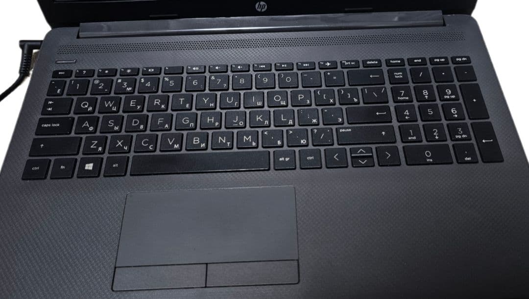 英語とロシア語のレイアウトを備えたHPグレーのラップトップ