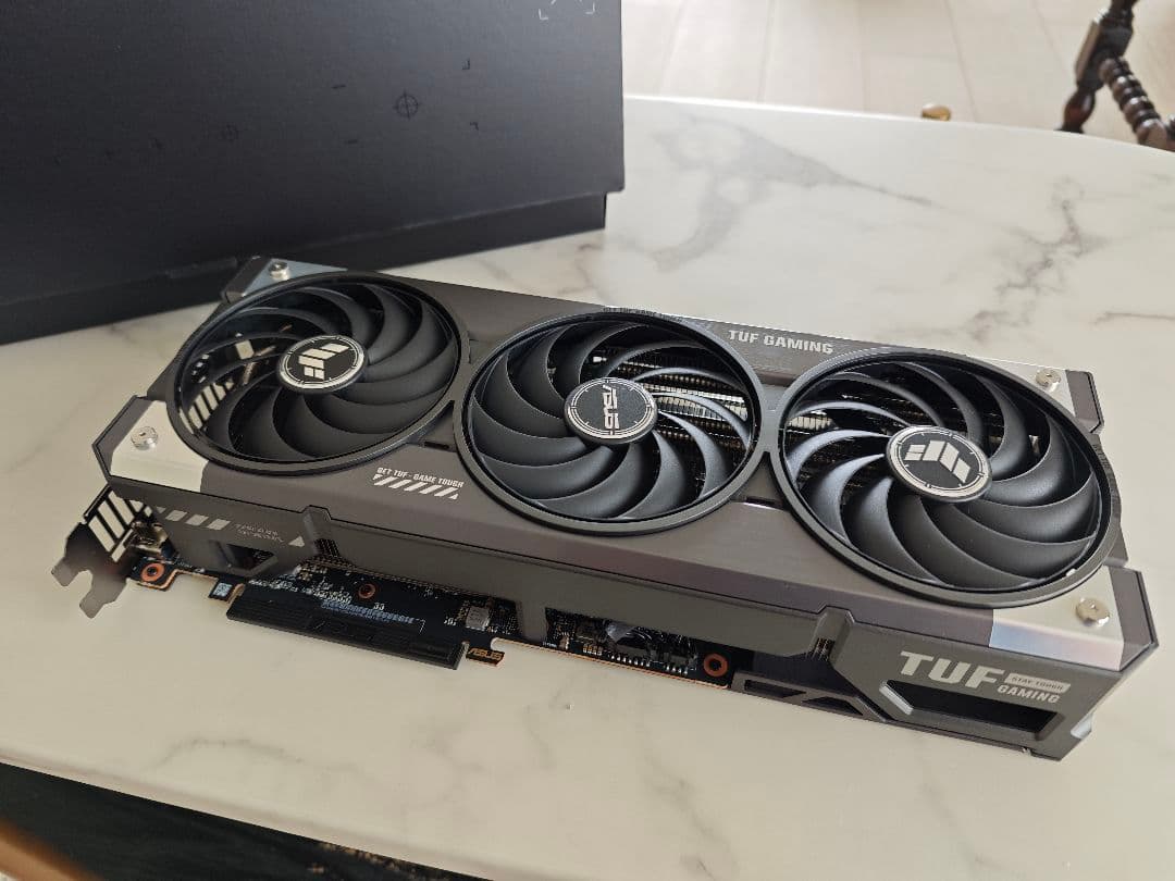 グラフィックボード・グラボ・ビデオカード ASUS TUF Gaming Radeon RX 9070 XT 16GB