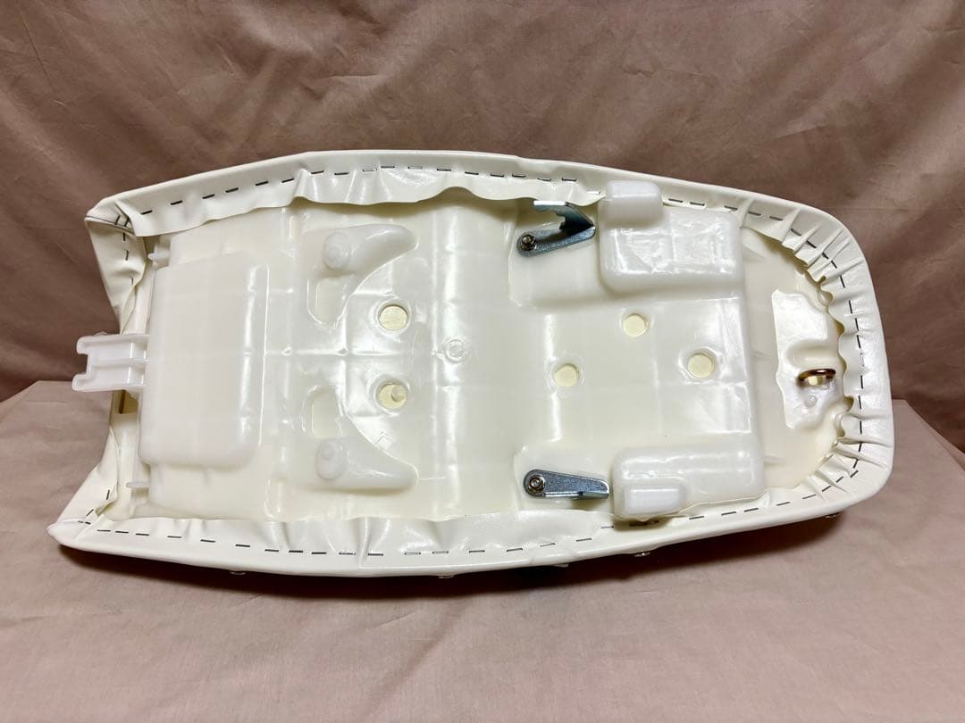 ホワイトレザータックロールシート ホンダ　CB400SF SB NC39〜最終型