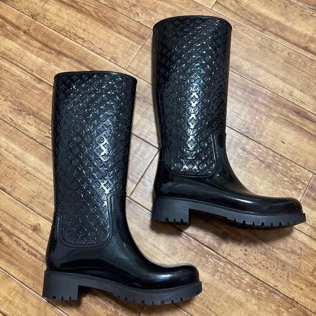 louis vuitton ルイヴィトン 黒いロゴ入りラバーブーツ 38