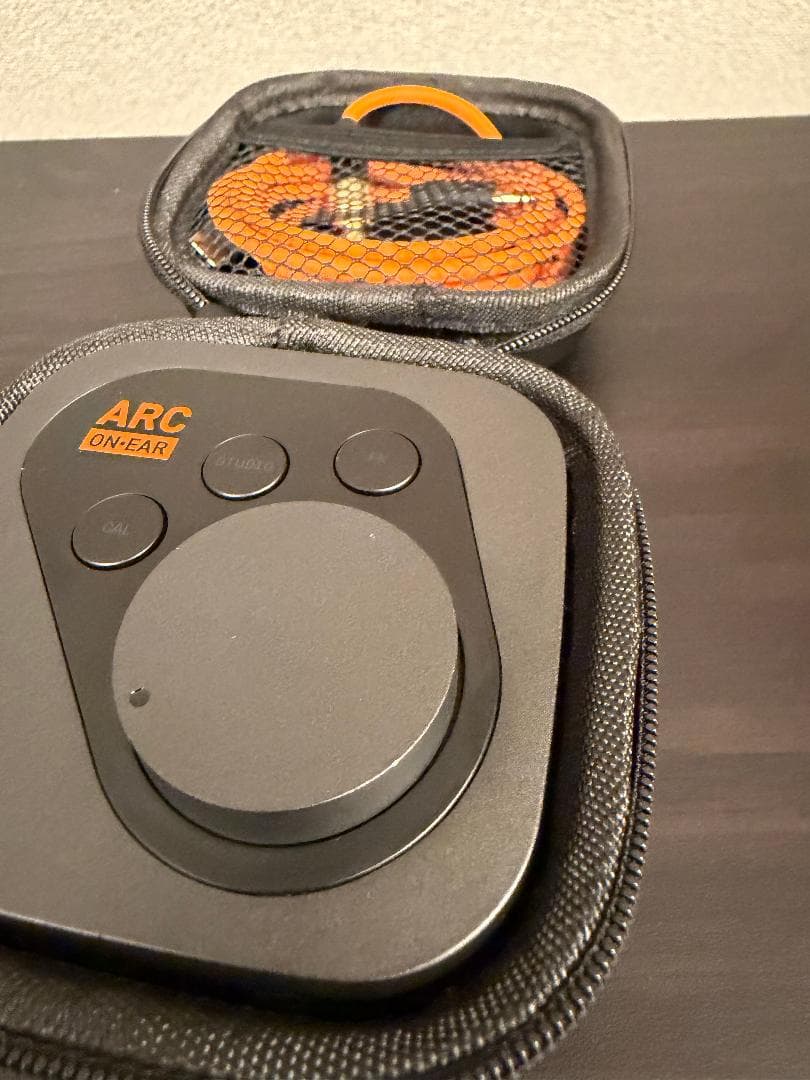 IK Multimedia ARC ON EAR【元箱／付属品全てあり】