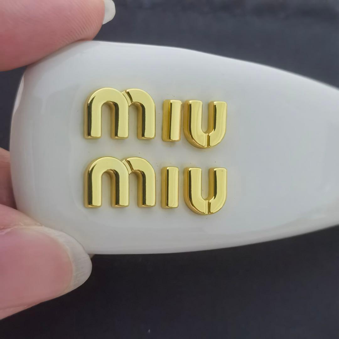 【美品】MIUMIU レディース ヘアピン ヘアクリップ 白