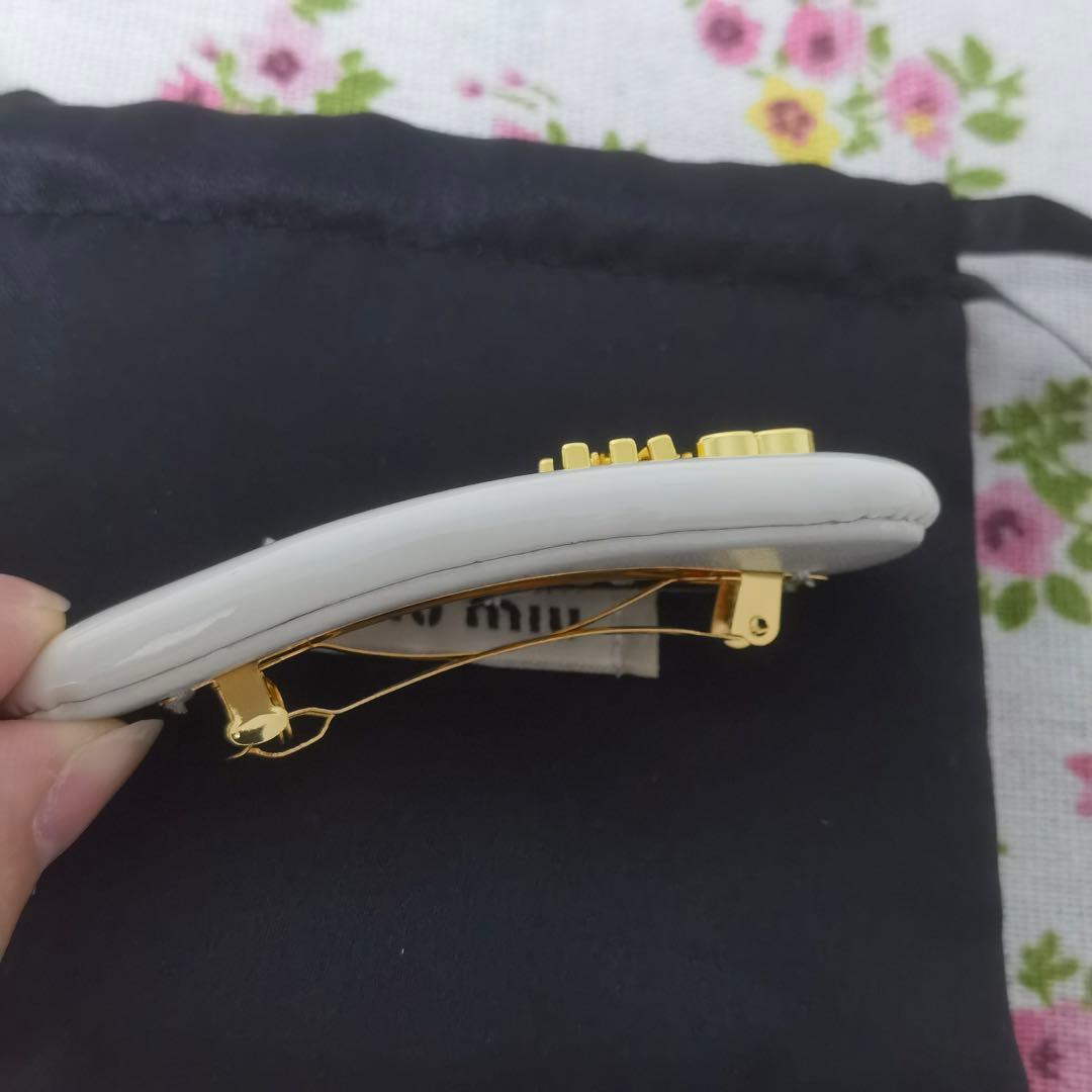 【美品】MIUMIU レディース ヘアピン ヘアクリップ 白
