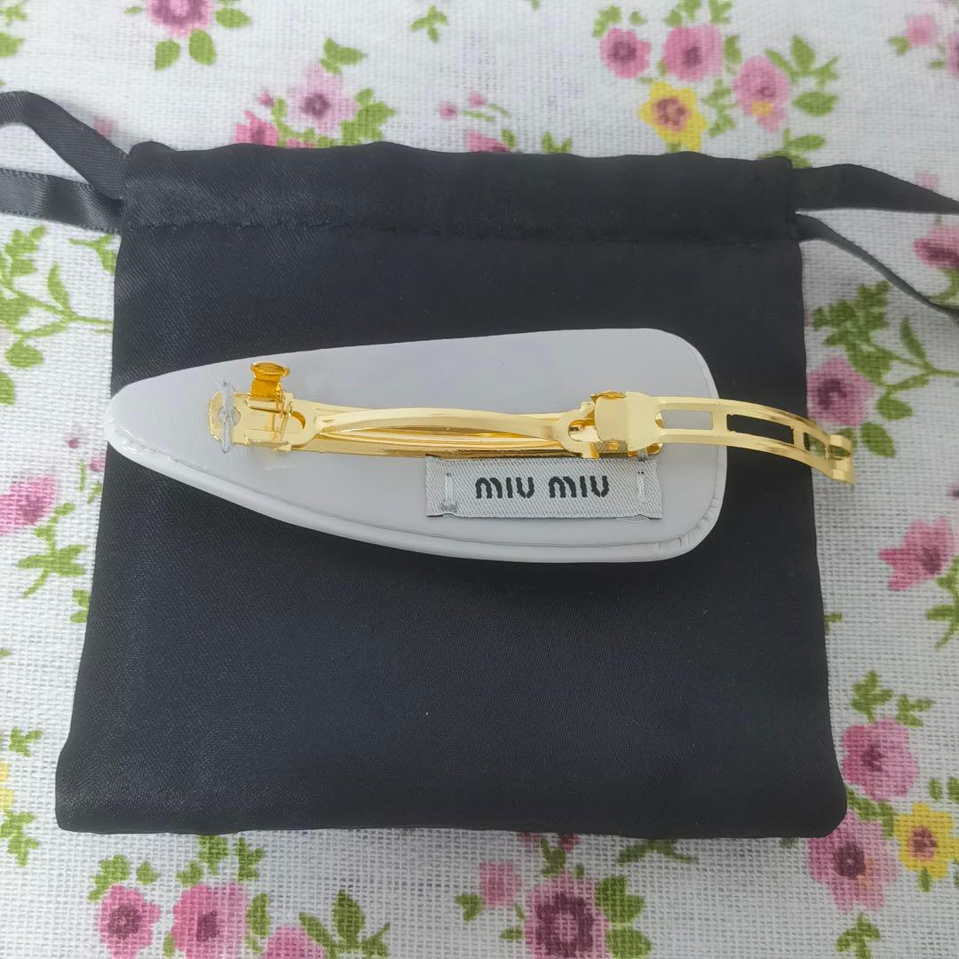 【美品】MIUMIU レディース ヘアピン ヘアクリップ 白