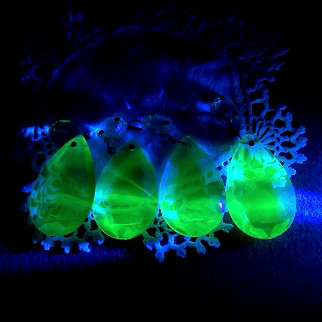 ウランガラス 【ブラックウラン】　1920年　シャンデリアドロップ　フランス