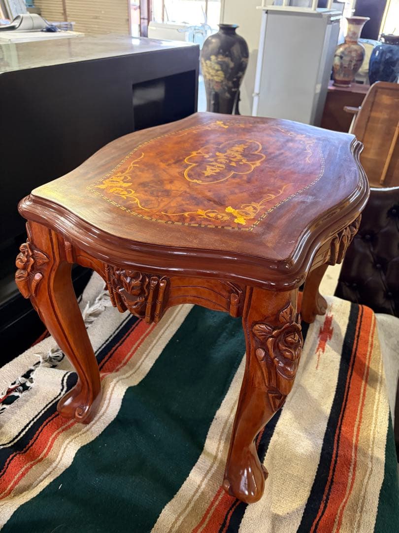 アンティーク　装飾的な木製座卓 中型 茶色