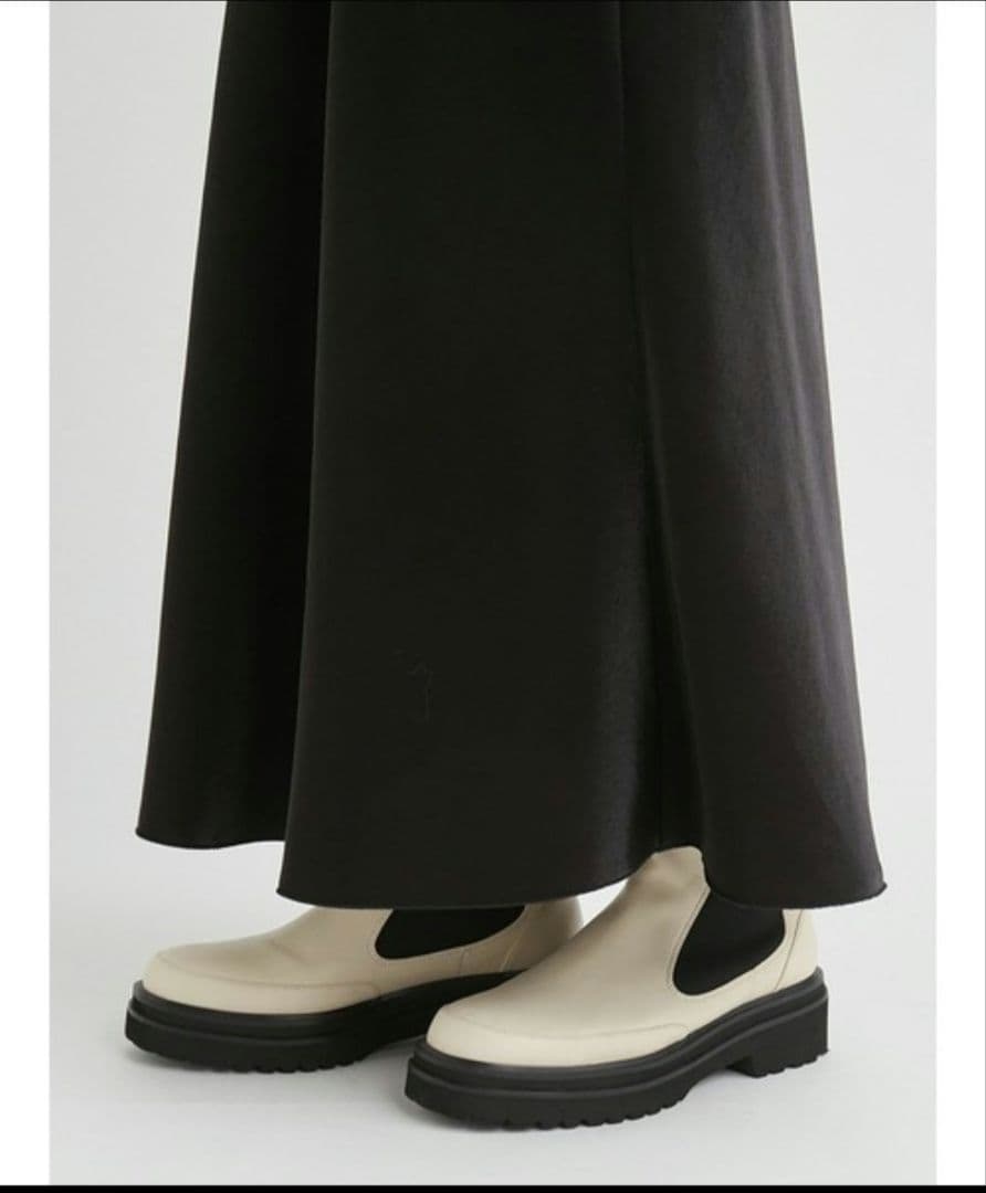 emmi シャイニーサテンロングスカート