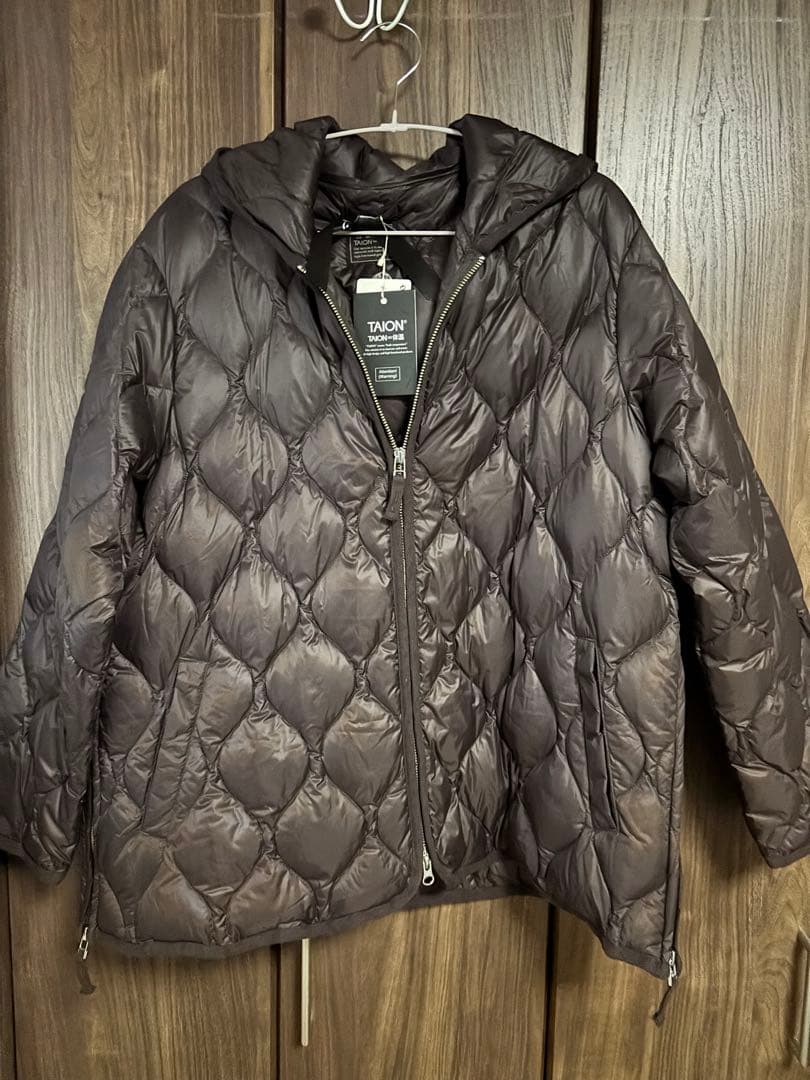 新品未使用　別注【TAION / タイオン】 フードダウンコート ブラウン