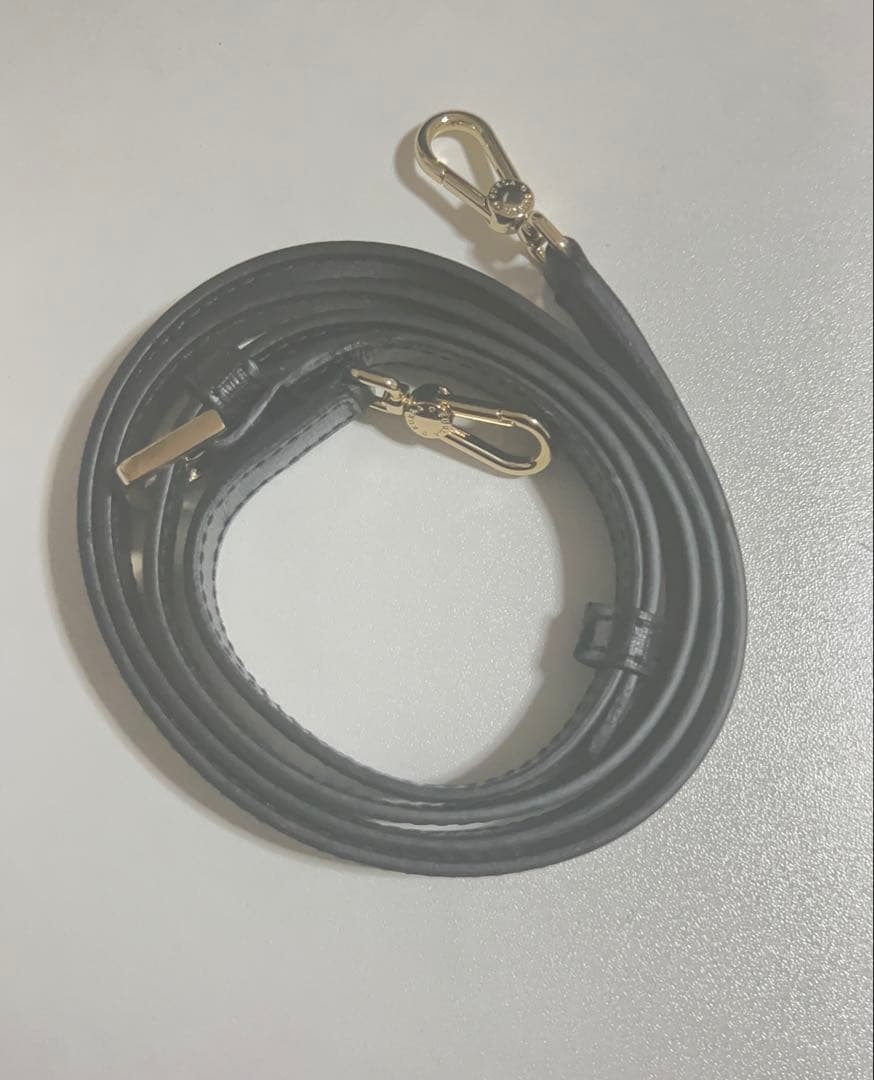 美品　FURLA ブラック ハンドバッグ ショルダーストラップ付き