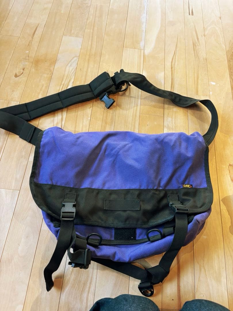 PAC 紫色ナイロンメッセンジャーバッグ