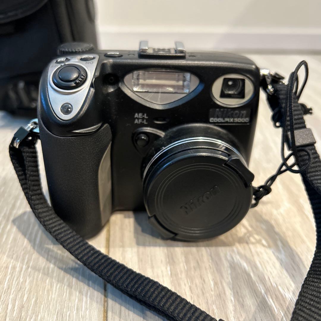Nikon Coolpix 5000 デジタルカメラ　E5000