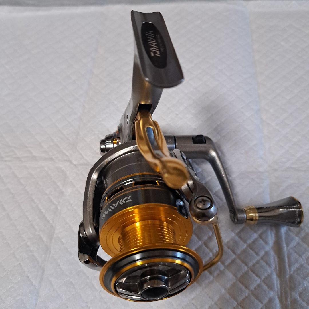 中古美品ダイワ　プレイソ3000HLBD スピニングリール シルバー/ゴールド