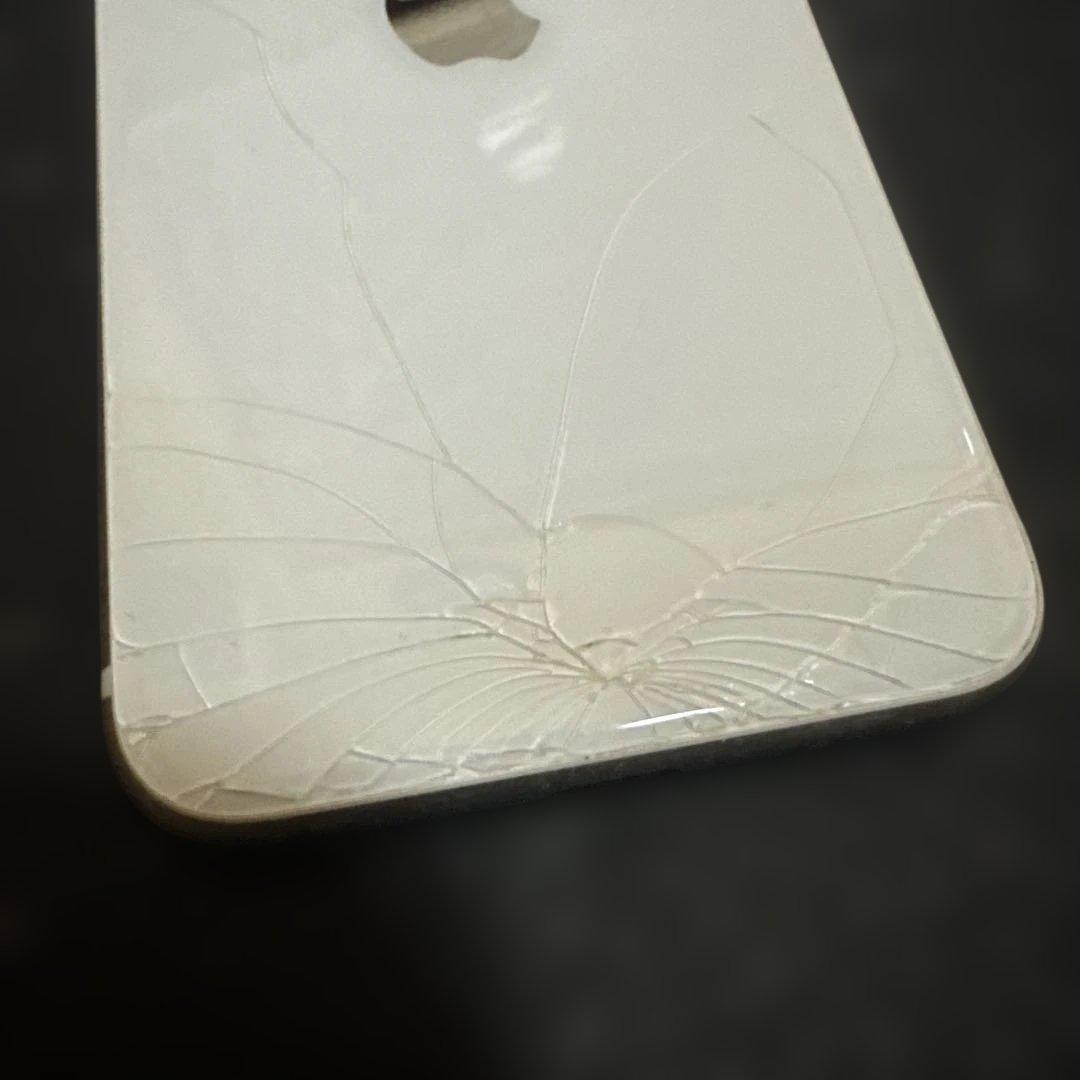 Apple iPhone SE 第2世代 ホワイト 本体 背面ひび割れあり