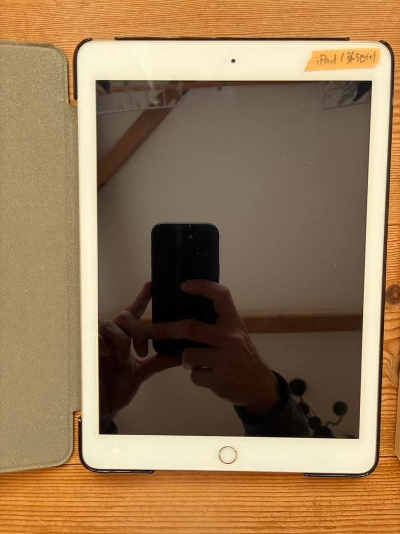 iPad ホワイト 本体 ブラックカバー付き