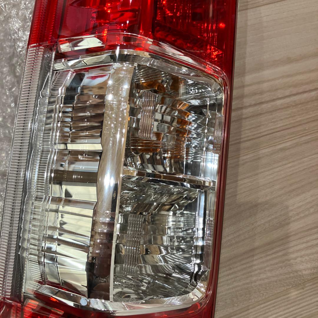 トヨタ200系ハイエース純正テールランプ　左　A045053