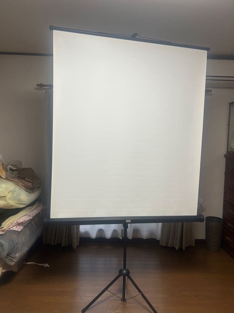 三脚式プロジェクタースクリーン