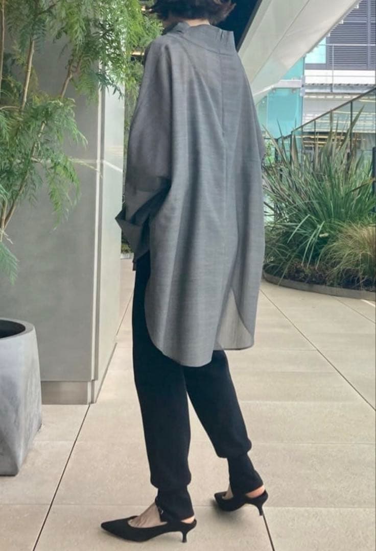 LE PHIL ルフィル シアーウールローンハイネックブラウス チャコール