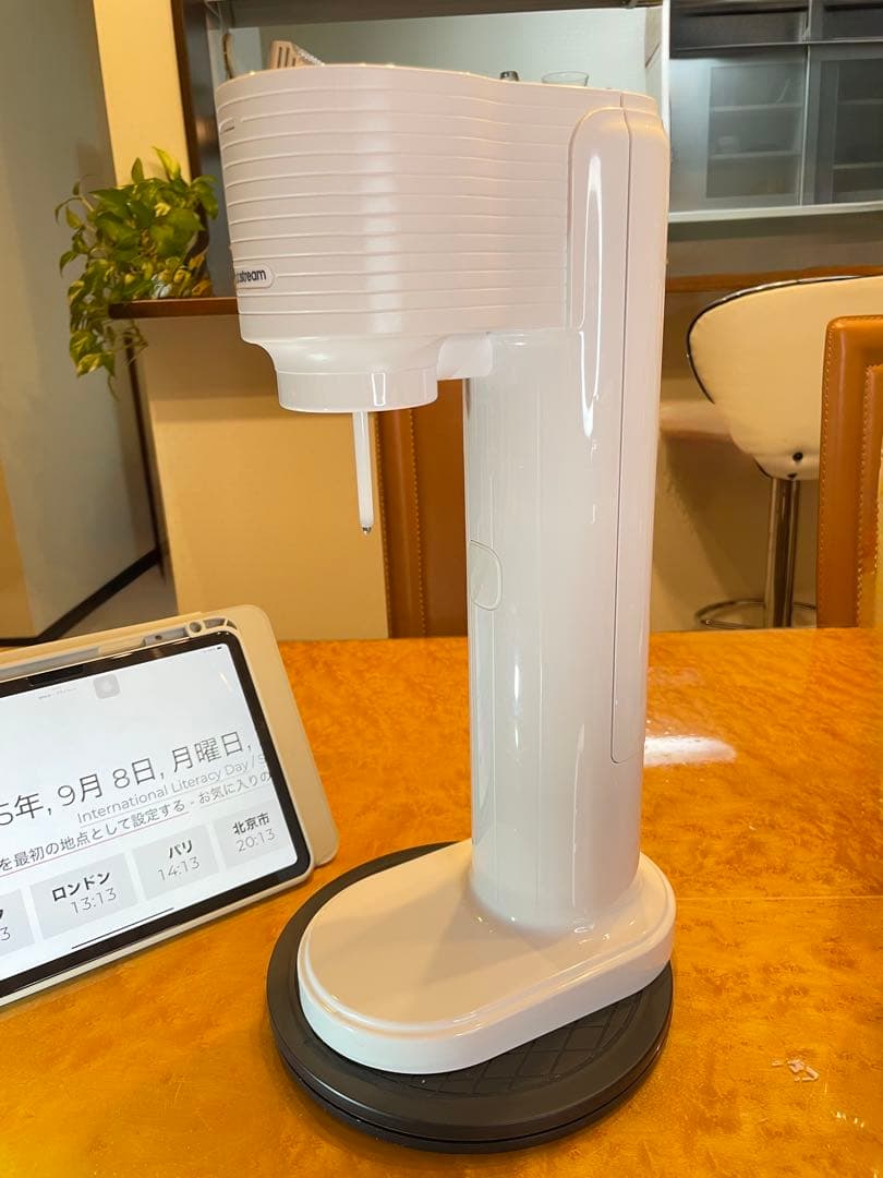 ソーダストリーム ガイア ホワイト　ガスシリンダー(満タン)1本、ボトル2本付