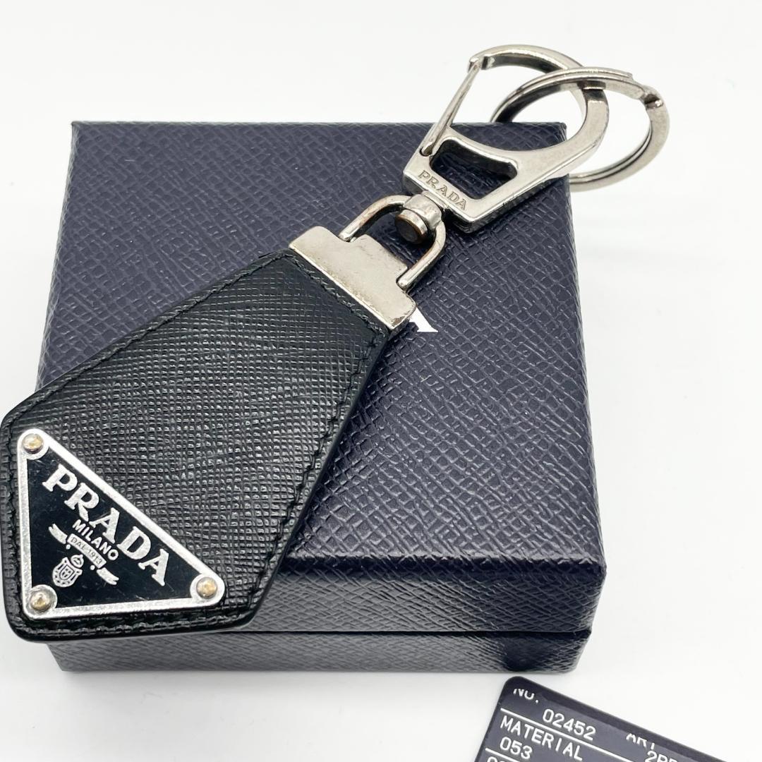 美品✨プラダ キーホルダー キーリング 三角ロゴ サフィアーノレザー ブラック