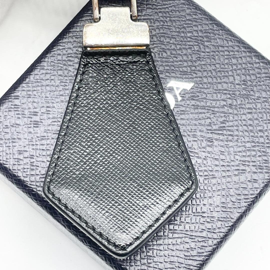 美品✨プラダ キーホルダー キーリング 三角ロゴ サフィアーノレザー ブラック