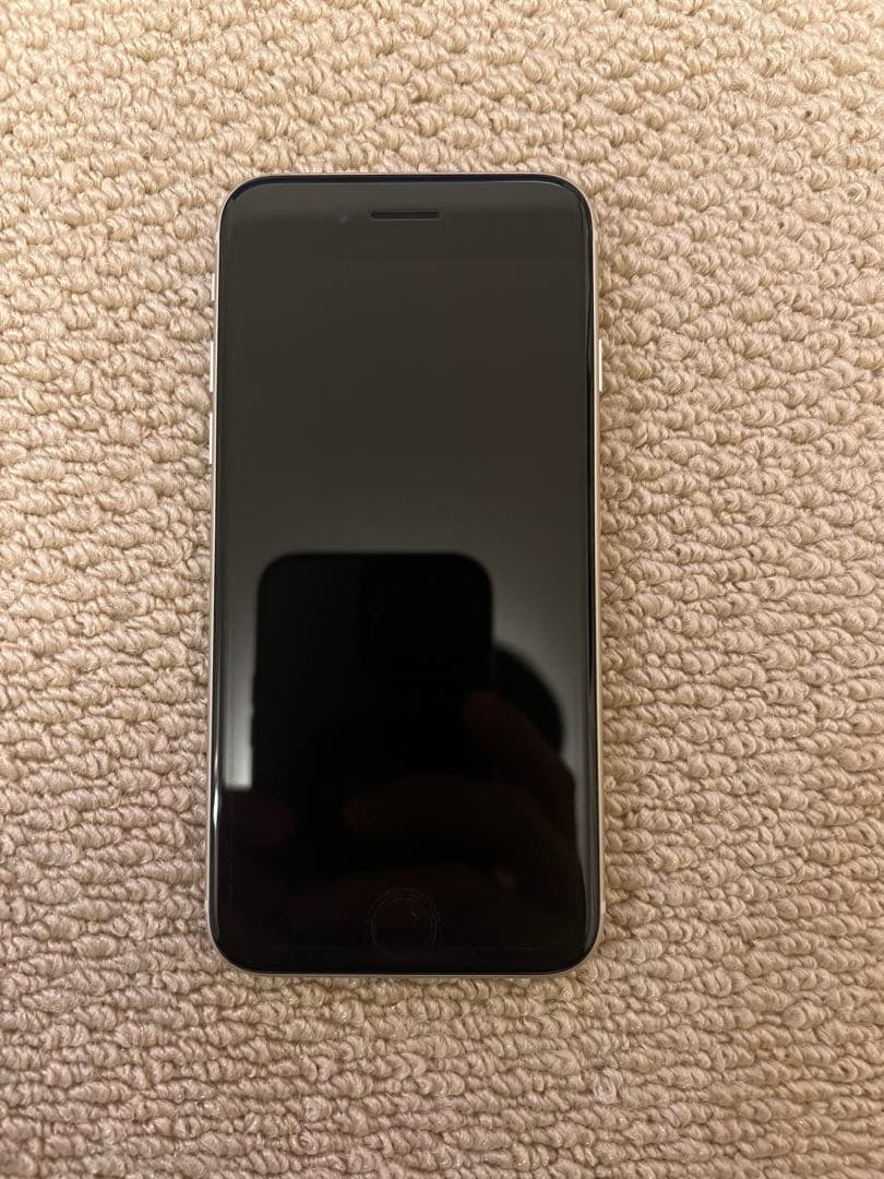 Apple iPhone SE 第三世代　ホワイト 本体