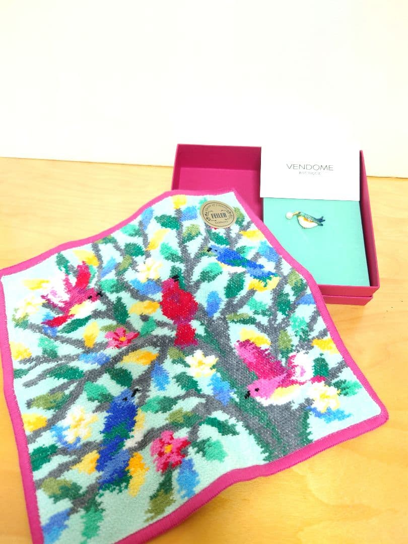 【完売品】ヴァンドームブティック フェイラーコラボ 限定品 ブローチ・ハンカチ