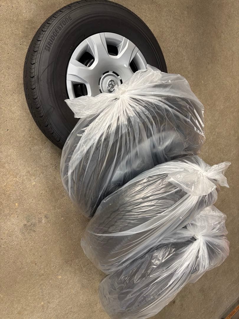 200系8型ハイエースワゴン　純正15インチ タイヤ ホイールセット