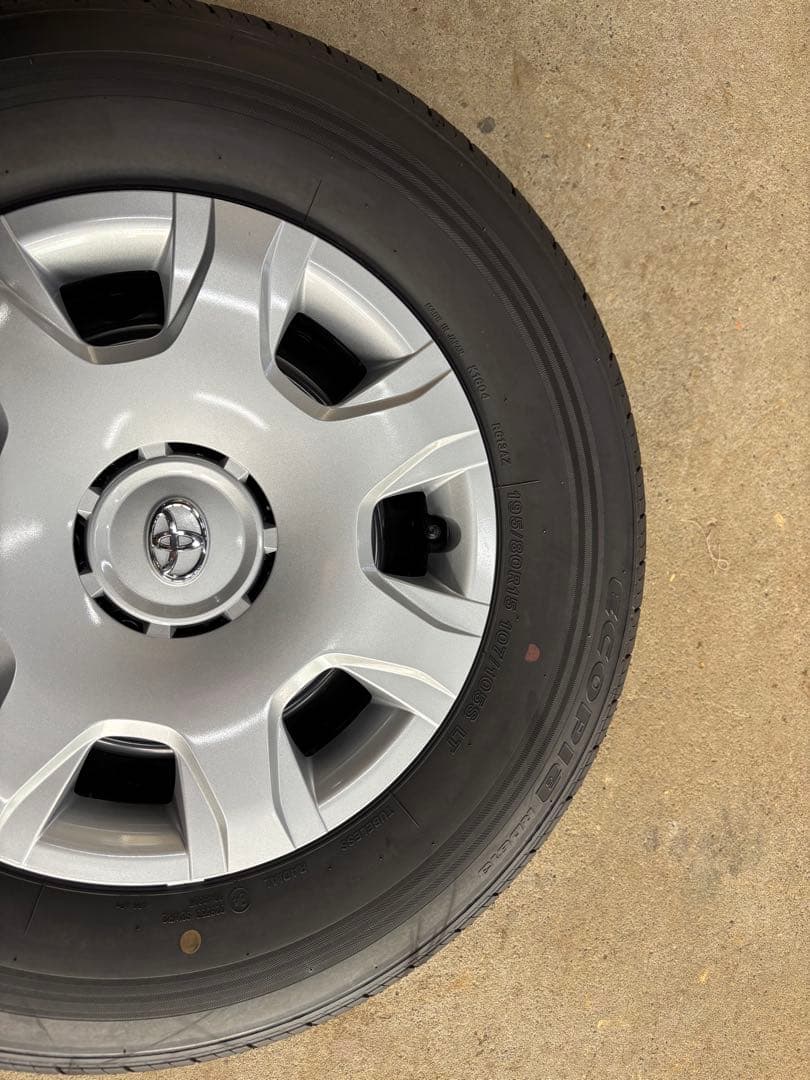 200系8型ハイエースワゴン　純正15インチ タイヤ ホイールセット