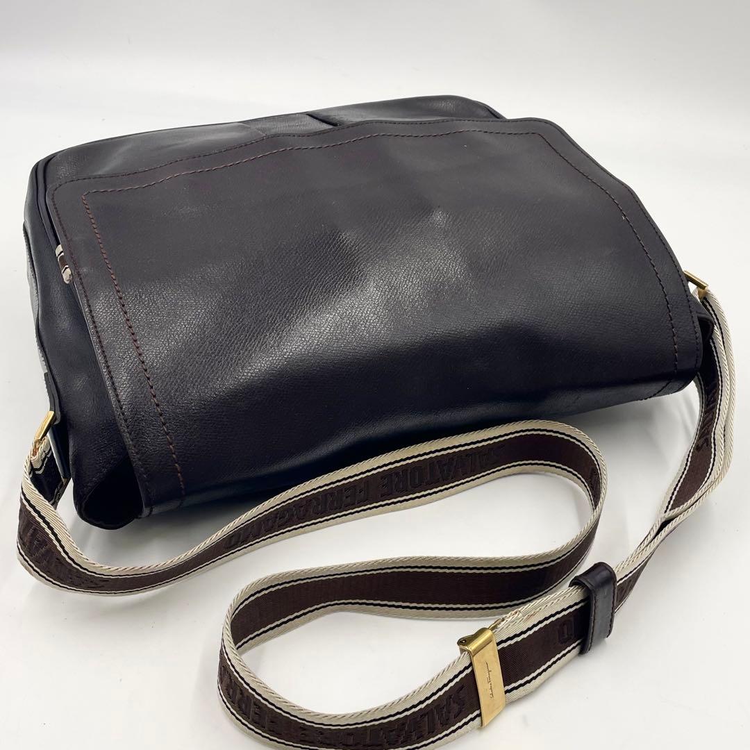 フェラガモ メッセンジャーバッグ レザー ダークブラウン ビジネス メンズ