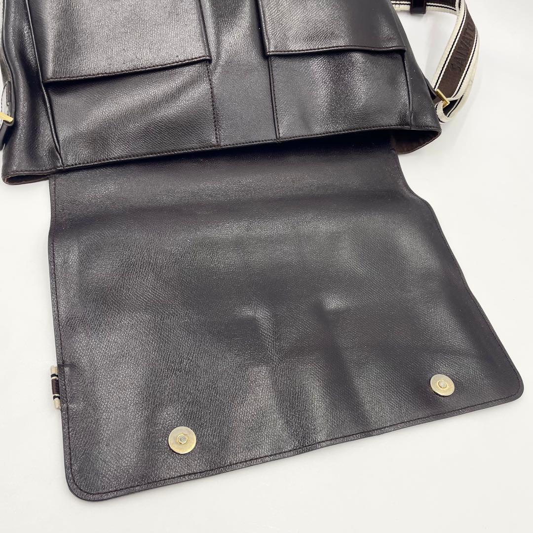 フェラガモ メッセンジャーバッグ レザー ダークブラウン ビジネス メンズ