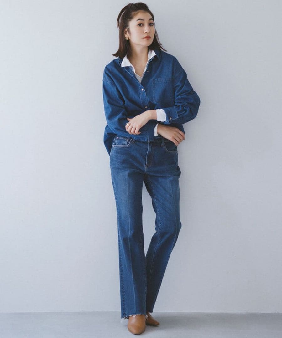 【RED CARD TOKYO×23区】デニム フレアパンツ　ミッドブルー　40