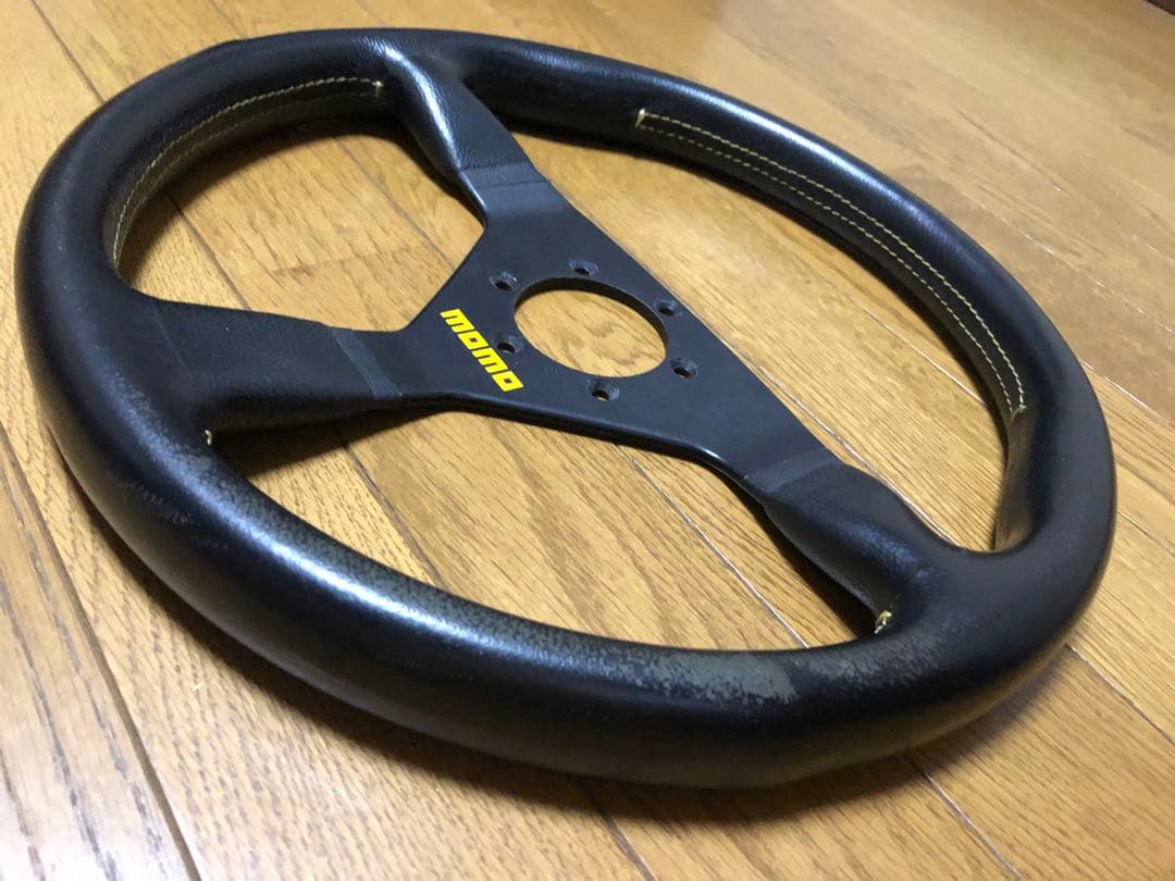 momo ヴェローチェ　ステアリング　35パイ　中古品