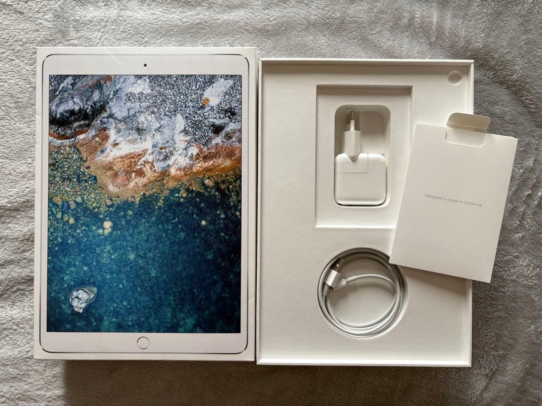 [美鈴さま専用]Apple iPad シルバー 本体 充電器付き