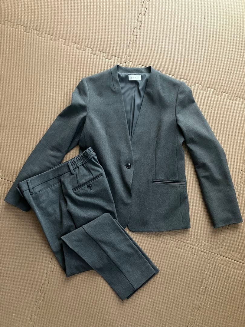 プラステ　ノーカラー　パンツスーツ グレー　セットアップ