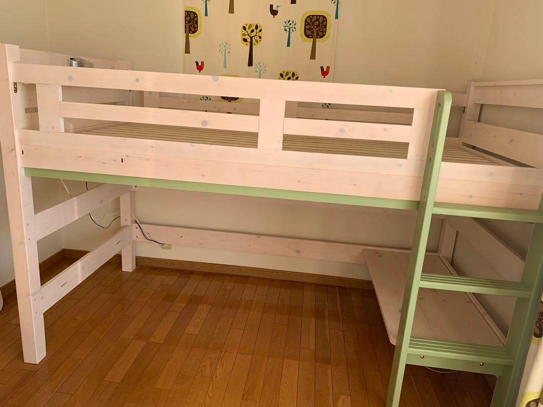 ☆木製ロフトベッド☆ ホワイト　グリーンはしご　テーブル付き！