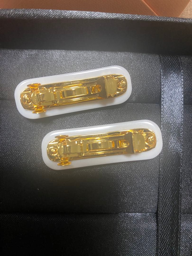 miu miu ロゴヘアピンセット　白