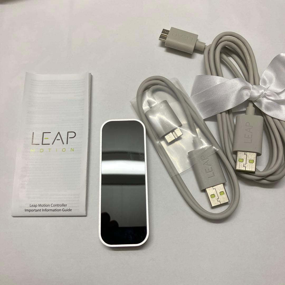 LEAP Motion Controller 本体と付属品