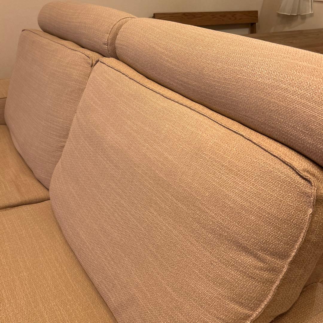 レイ　IKEA 心地よいKIVIKベージュの2人掛けソファ