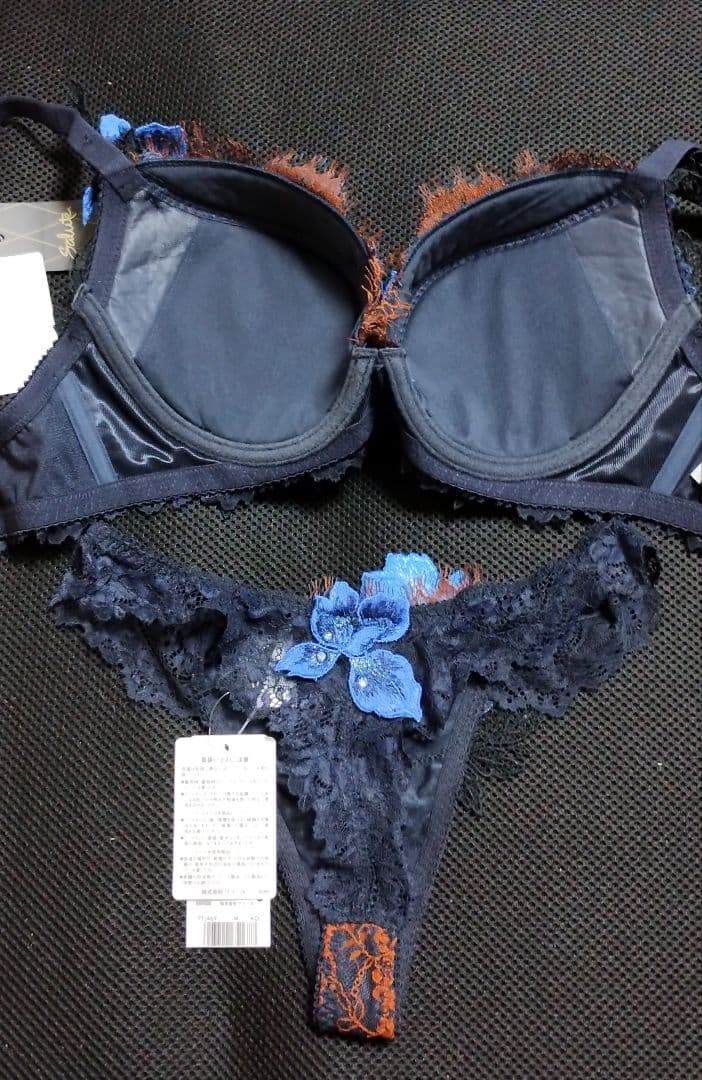 ワコール サルート 69g 店舗限定ブラジャーショーツセット F70/M