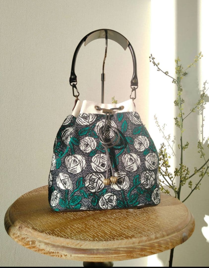 『丸みを帯びた2way巾着バッグ』(М) 　ミナペルホネン