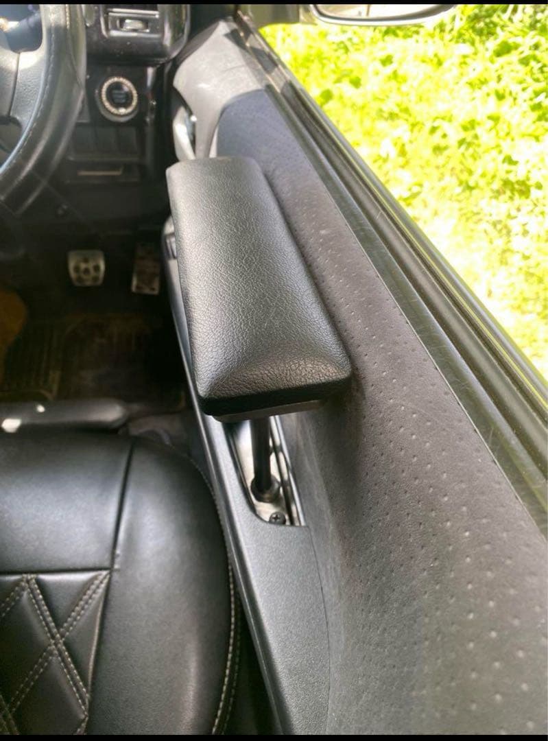 ハイエース200系　スーパーGL アームレスト　運転席側　腕おき台 アームレスト