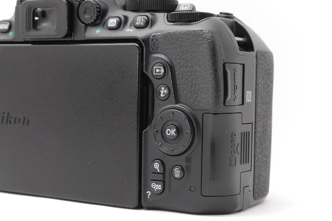 【使用感極少美品】Nikon D5600　WiFiモデル　スマホ転送　自撮りOK